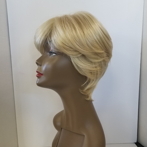 Gorgeous Short Blond Synthetic Wig - Picture 2 of 5